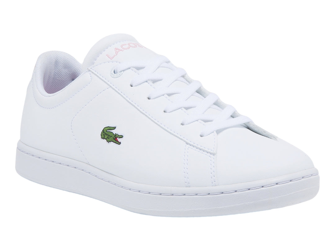 Tenis blancos de corte bajo con detalles en rosa claro en el talón y suela blanca.