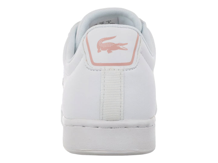 Tenis blancos de corte bajo con detalles en rosa claro en el talón y suela blanca.