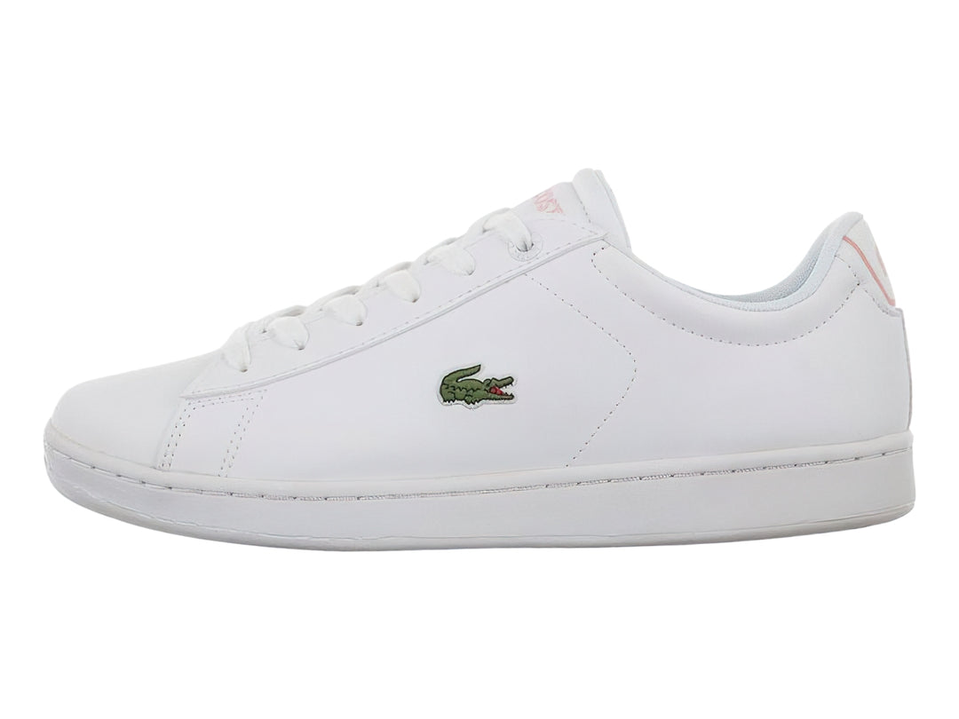 Tenis blancos de corte bajo con detalles en rosa claro en el talón y suela blanca.