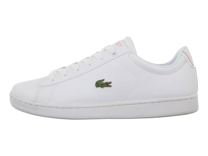 Tenis blancos de corte bajo con detalles en rosa claro en el talón y suela blanca.