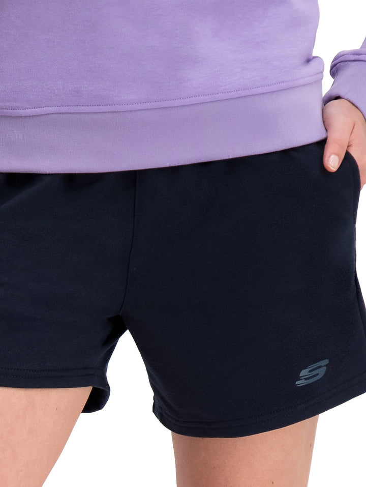 Pantalones cortos deportivos SKECHERS en color marino con cintura elástica.