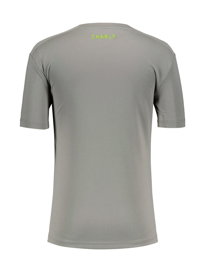 Playera deportiva color gris de manga corta y cuello redondo.