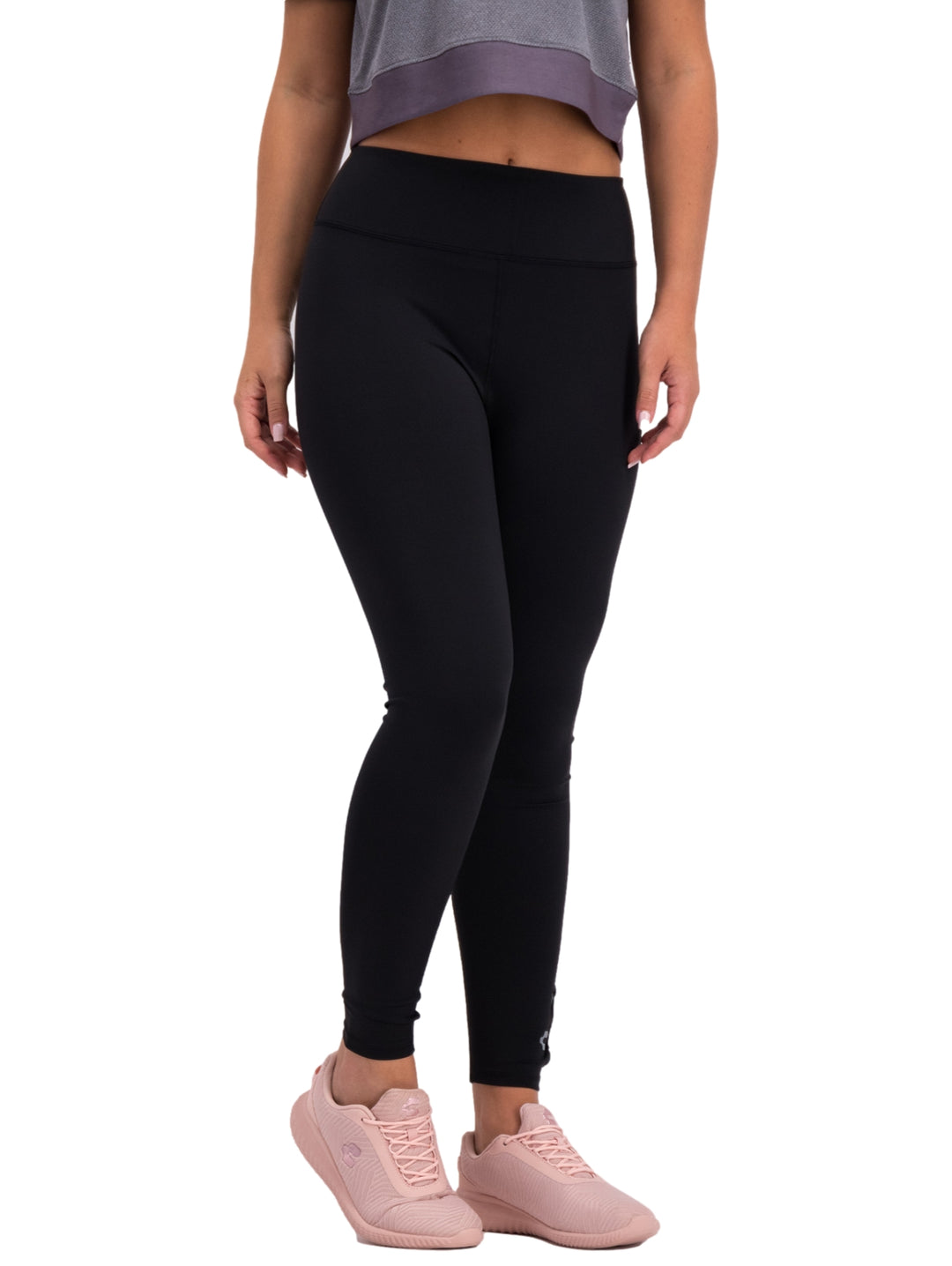 Mujer vistiendo leggings deportivos ajustados de color negro marca Charly.