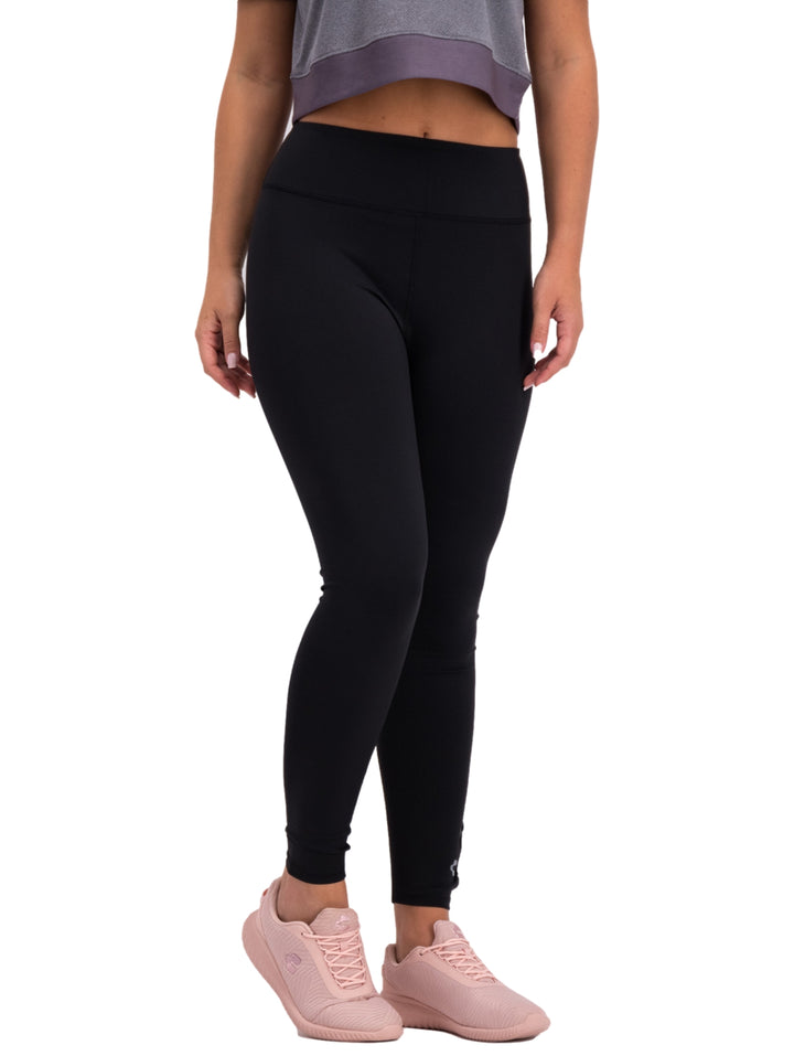 Mujer vistiendo leggings deportivos ajustados de color negro marca Charly.