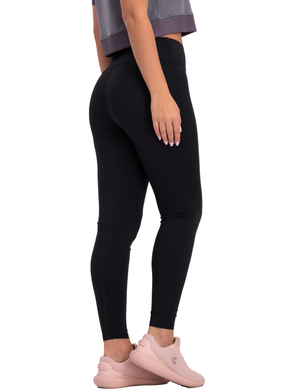 Mujer vistiendo leggings deportivos ajustados de color negro marca Charly.