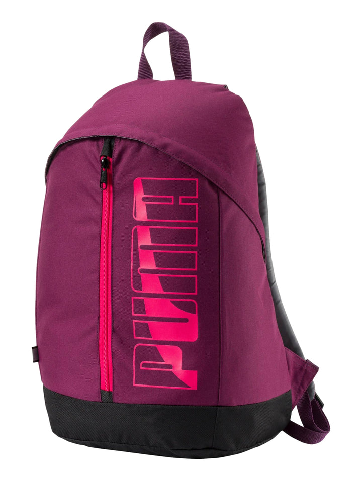 Mochila PUMA color morado con base negra y logotipo frontal en rosa brillante.
