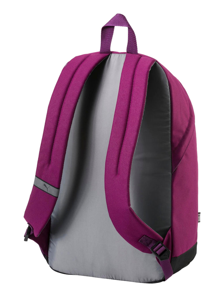 Mochila PUMA color morado con base negra y logotipo frontal en rosa brillante.