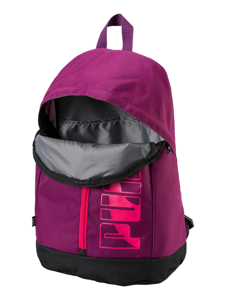 Mochila PUMA color morado con base negra y logotipo frontal en rosa brillante.