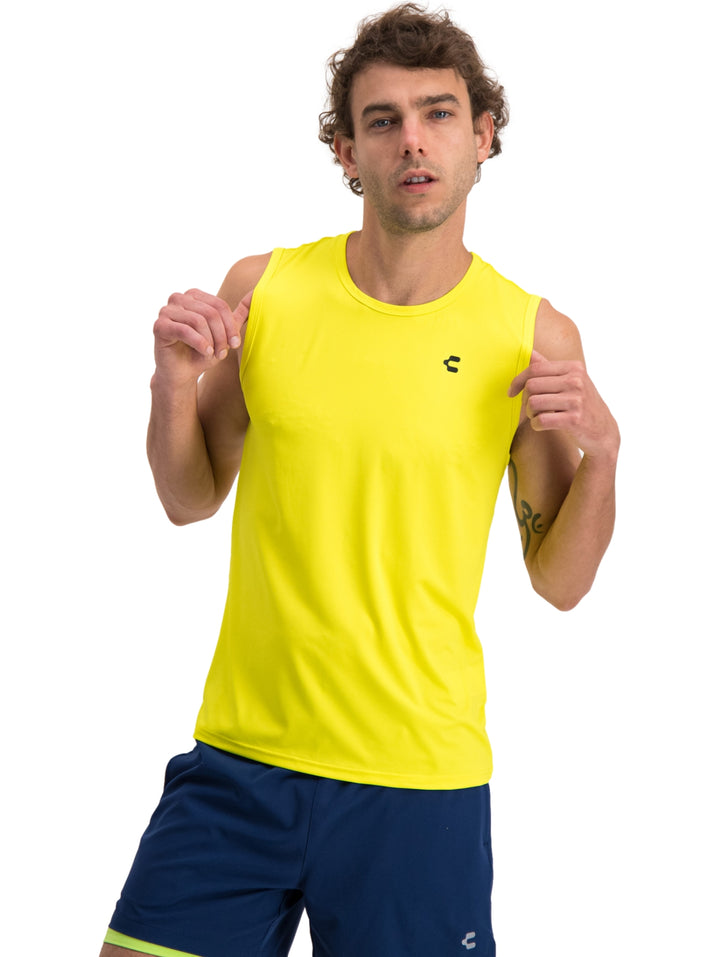 Hombre vistiendo camiseta deportiva sin mangas color amarillo y shorts azul marino de la marca Charly.