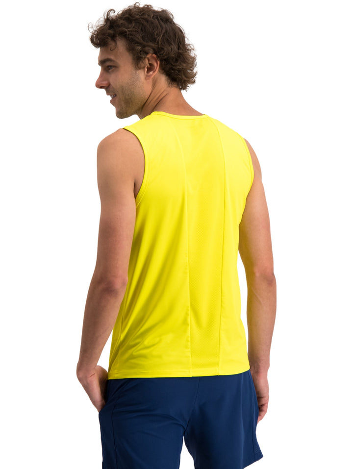 Hombre vistiendo camiseta deportiva sin mangas color amarillo y shorts azul marino de la marca Charly.