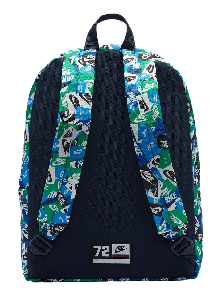 Mochila escolar Nike con estampado de logotipos en azul y verde y bolsillo frontal con logo grande blanco.