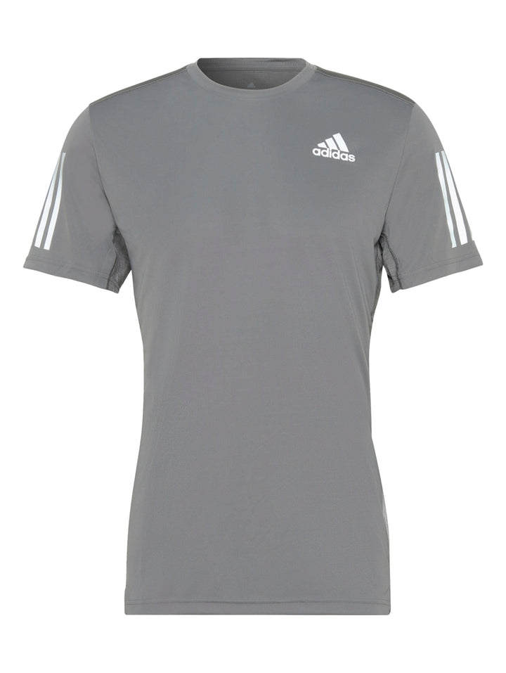 Hombre vistiendo playera deportiva Adidas color gris con detalles reflectantes y shorts blancos.