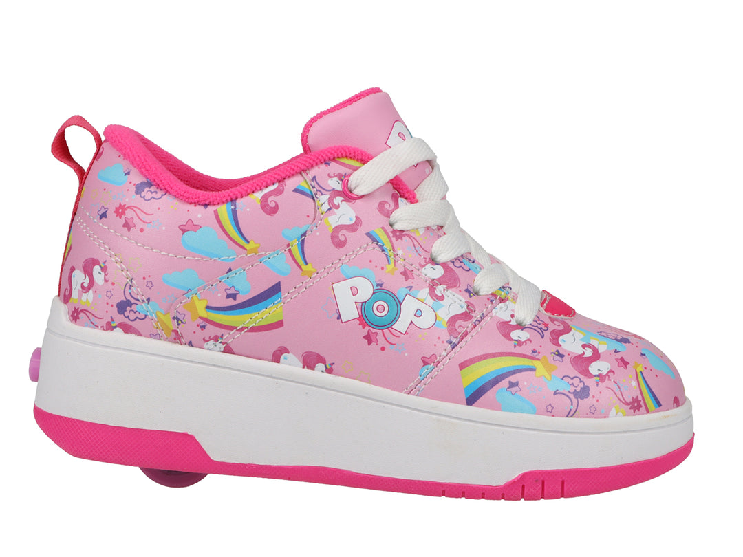 Tenis Heelys color rosa con estampado de unicornios y arcoíris, cordones blancos y suela blanca y rosa.