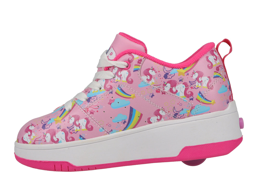 Tenis Heelys color rosa con estampado de unicornios y arcoíris, cordones blancos y suela blanca y rosa.