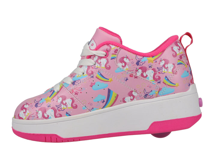 Tenis Heelys color rosa con estampado de unicornios y arcoíris, cordones blancos y suela blanca y rosa.