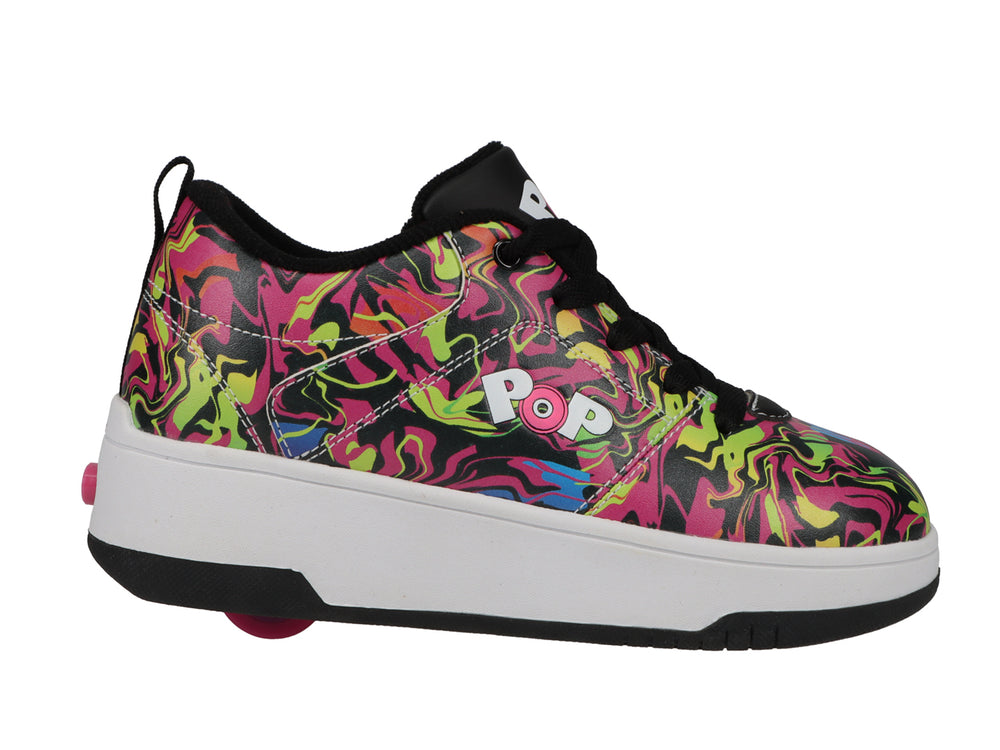 Tenis Heelys con diseño de remolino multicolor, suela blanca y cordones negros.