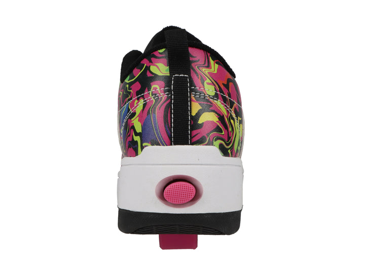 Tenis Heelys con diseño de remolino multicolor, suela blanca y cordones negros.