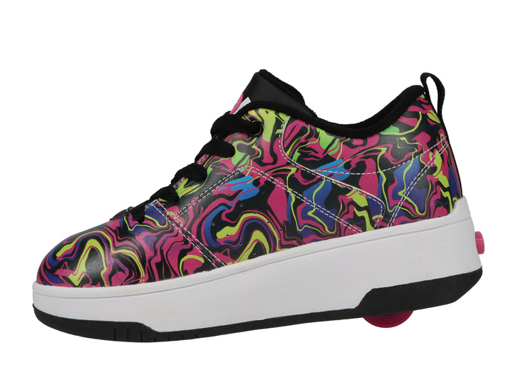 Tenis Heelys con diseño de remolino multicolor, suela blanca y cordones negros.