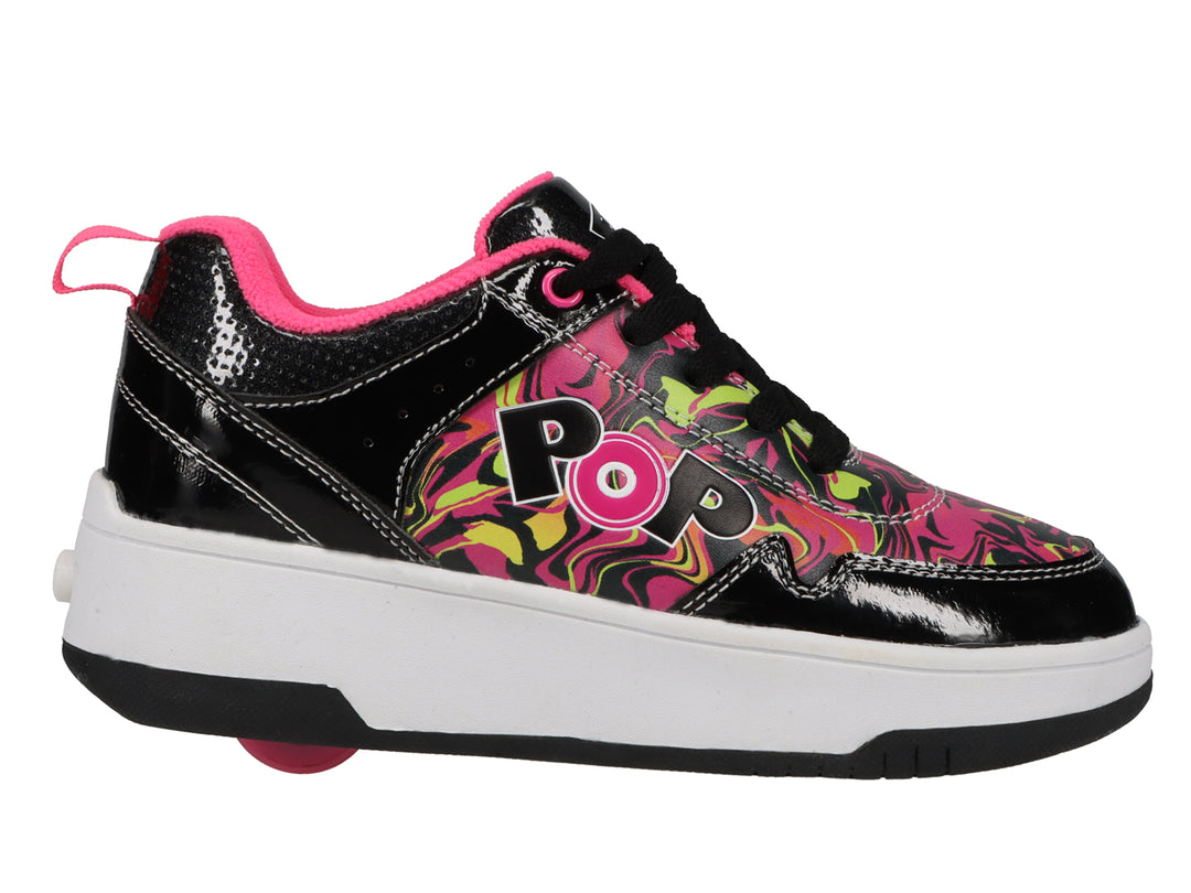 Tenis Heelys negros con estampado de remolinos rosa y amarillo, suela blanca y acabado brillante.