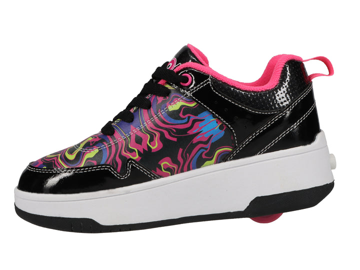 Tenis Heelys negros con estampado de remolinos rosa y amarillo, suela blanca y acabado brillante.