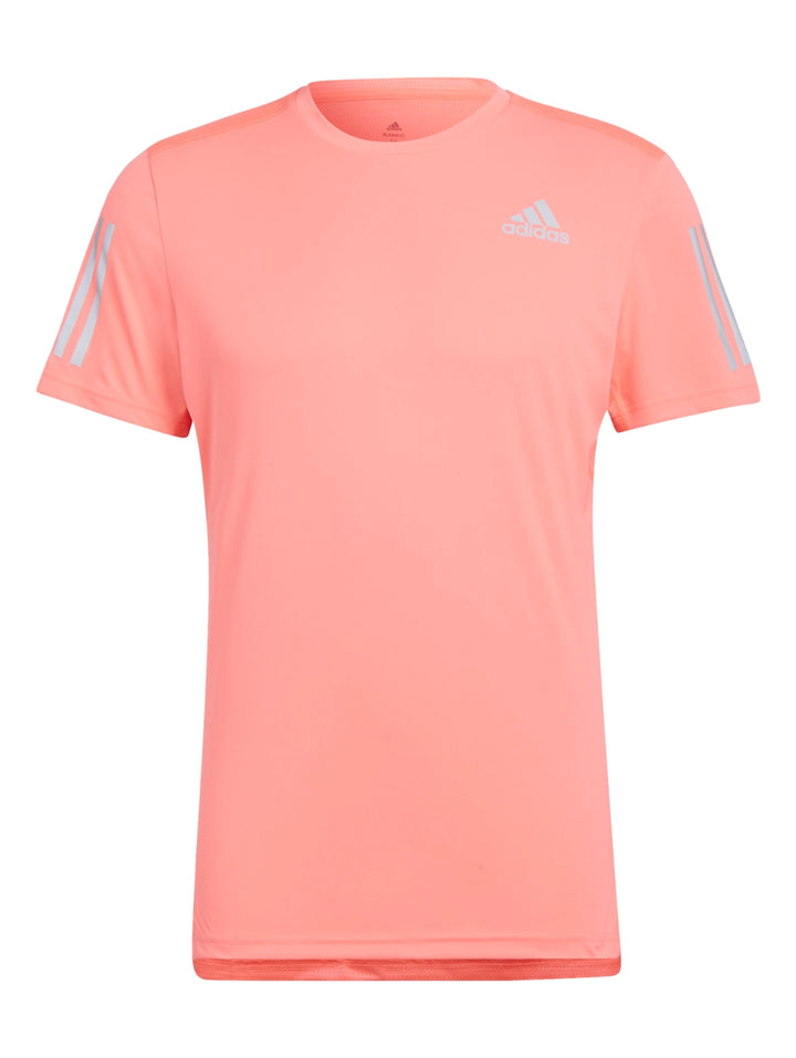 Hombre vistiendo playera deportiva Adidas color rojo ácido con detalles reflectantes en plata.