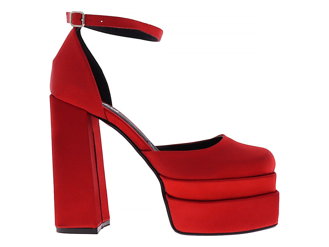 Zapato de tacón alto y plataforma en color rojo con acabado brillante y correa al tobillo.
