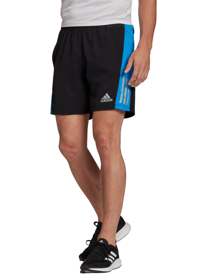 Short deportivo Adidas color negro con detalles laterales en azul para hombre.