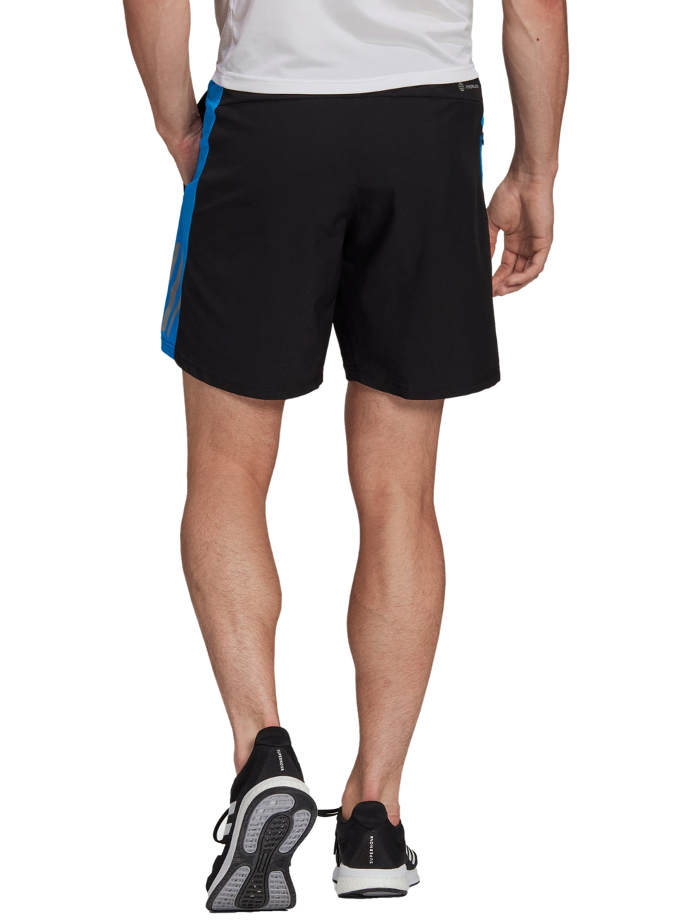 Short deportivo Adidas color negro con detalles laterales en azul para hombre.