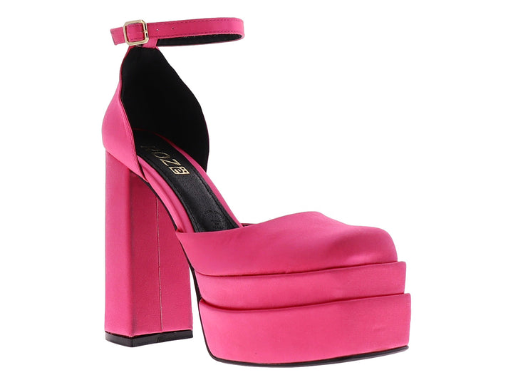 Zapato de tacón plataforma color fucsia con correa al tobillo y tacón grueso.