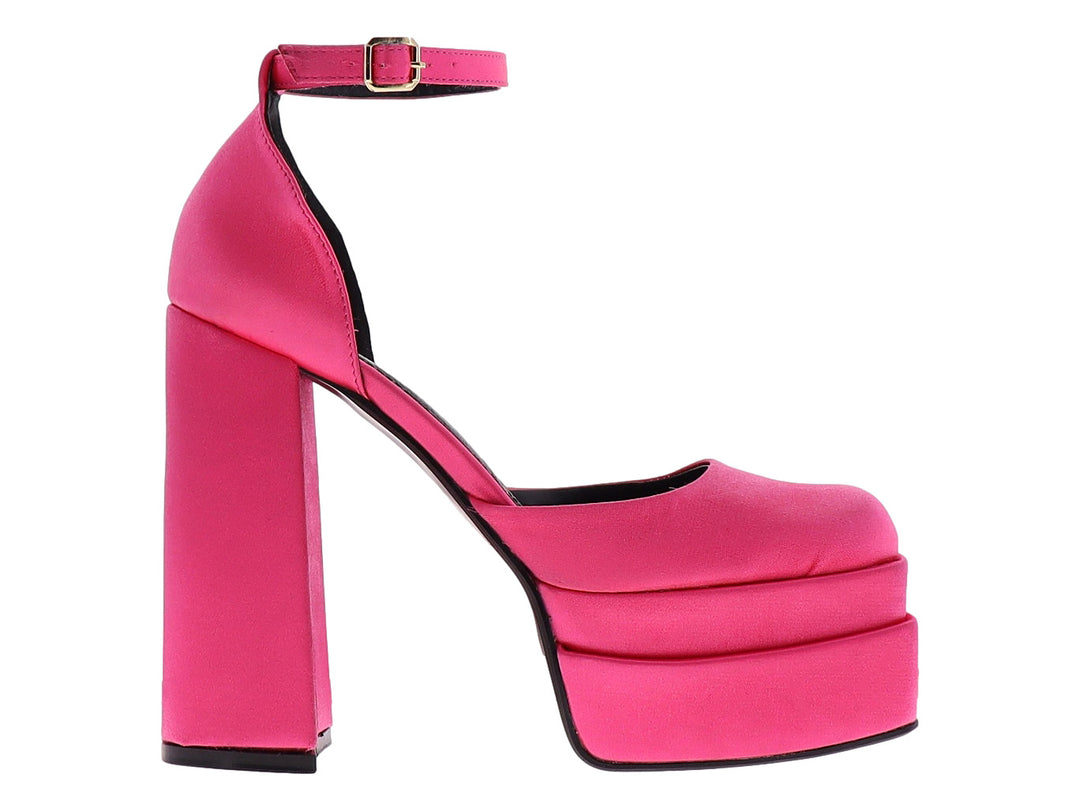 Zapato de tacón plataforma color fucsia con correa al tobillo y tacón grueso.