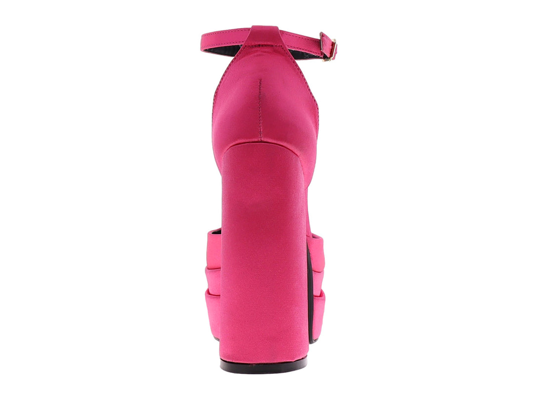 Zapato de tacón plataforma color fucsia con correa al tobillo y tacón grueso.
