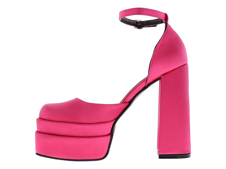 Zapato de tacón plataforma color fucsia con correa al tobillo y tacón grueso.