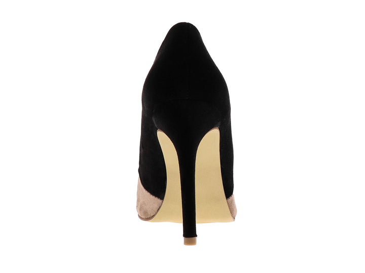 Zapato de tacón alto bicolor en colores negro y maquillaje con acabado mate y punta cerrada.