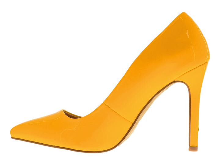 Zapato de tacón alto estilo stiletto en color amarillo brillante con acabado de charol para mujer.