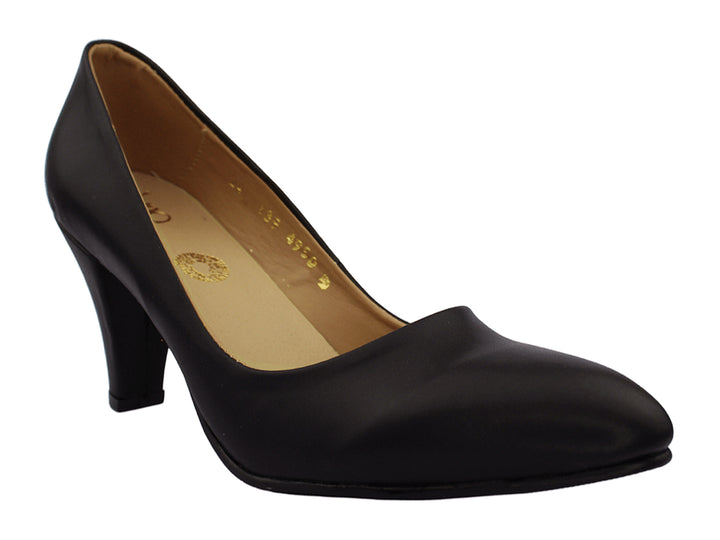 Zapato de tacón grueso color negro con acabado mate y punta redondeada para mujer.