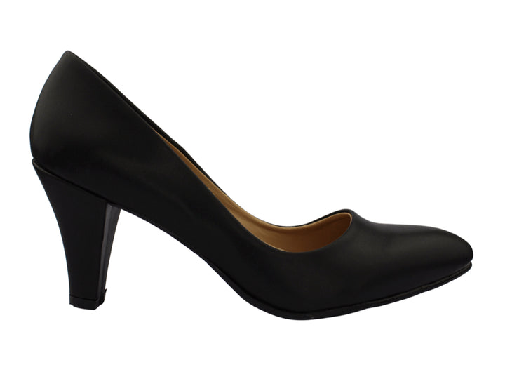Zapato de tacón grueso color negro con acabado mate y punta redondeada para mujer.
