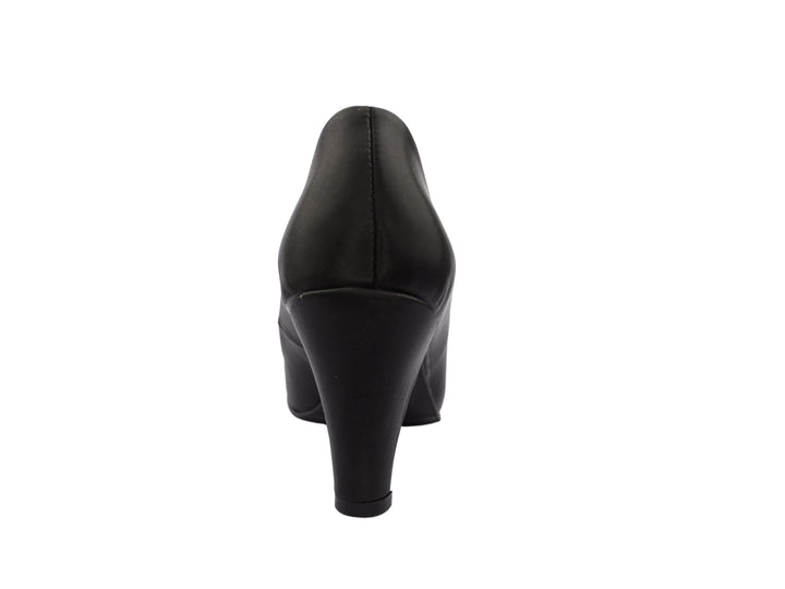Zapato de tacón grueso color negro con acabado mate y punta redondeada para mujer.