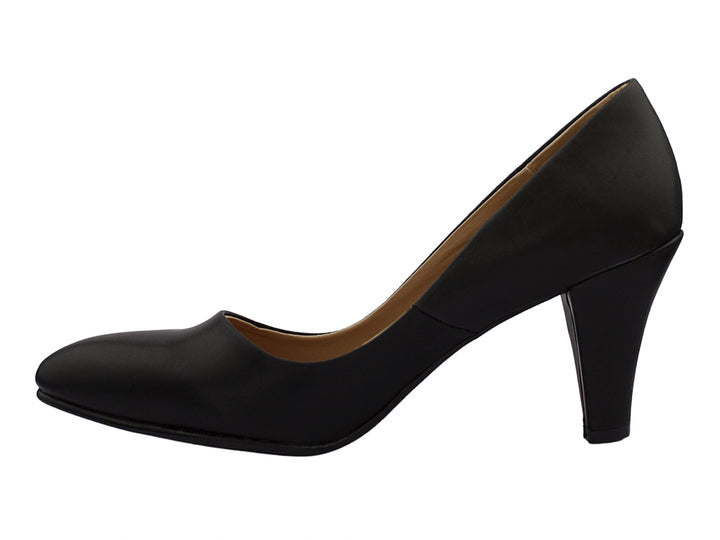 Zapato de tacón grueso color negro con acabado mate y punta redondeada para mujer.