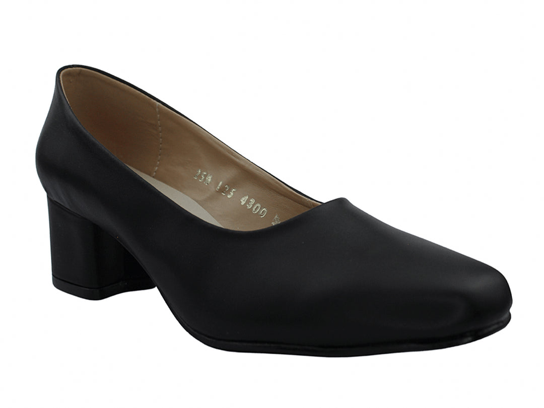 Zapato de tacón cuadrado color negro para mujer, diseño clásico y cerrado.