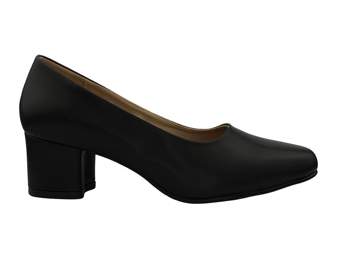 Zapato de tacón cuadrado color negro para mujer, diseño clásico y cerrado.