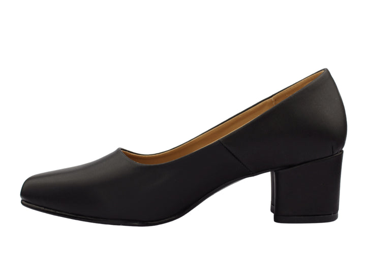 Zapato de tacón cuadrado color negro para mujer, diseño clásico y cerrado.