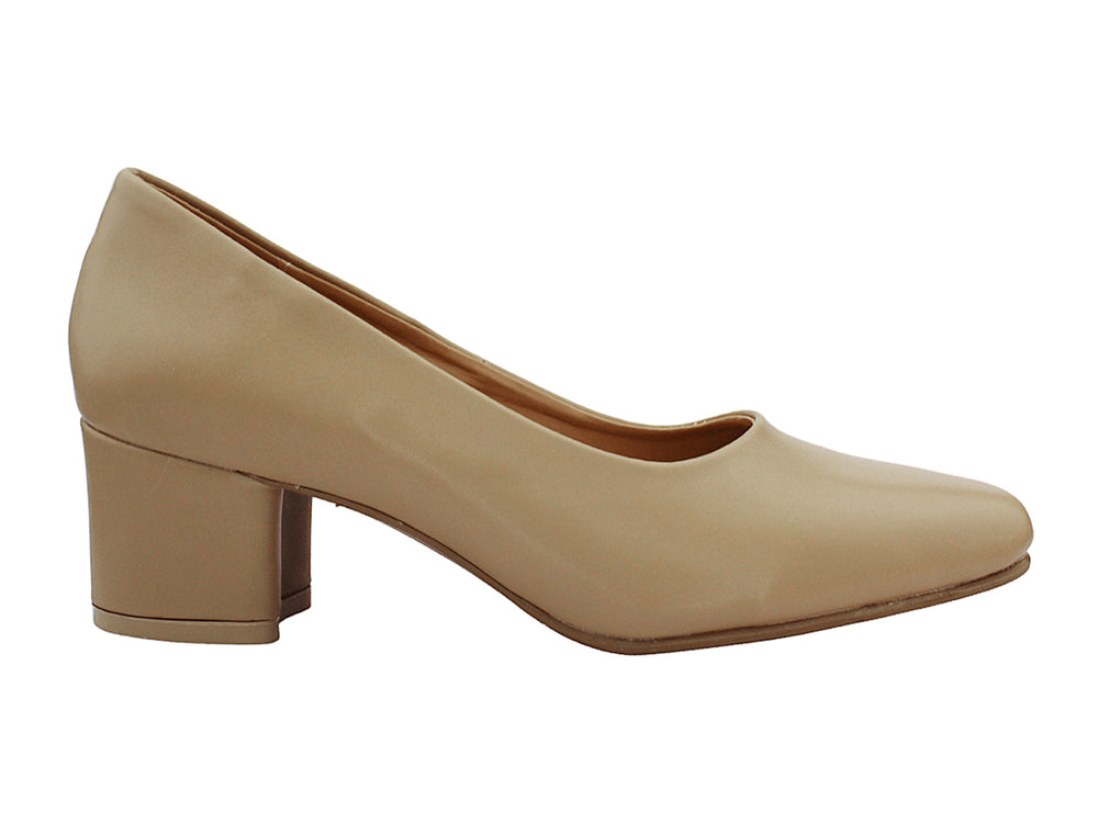 Zapato de tacón cuadrado color pardo, diseño cerrado y clásico.