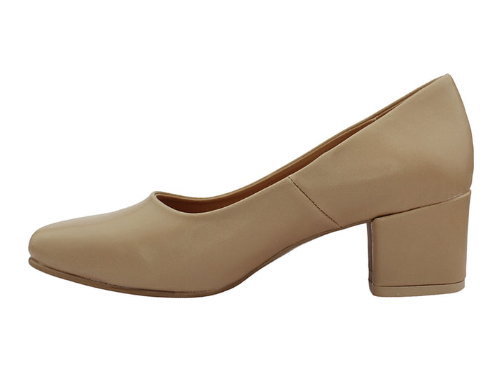 Zapato de tacón cuadrado color pardo, diseño cerrado y clásico.
