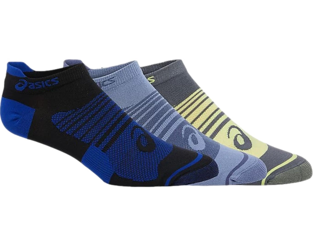 Pack de tres pares de calcetines deportivos ASICS en colores azul, gris claro y gris oscuro con detalles amarillos.