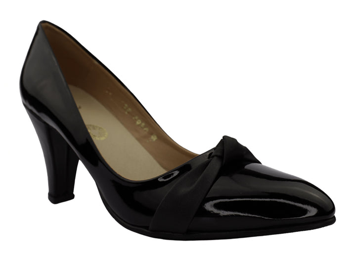 Zapato de tacón negro brillante con detalle de moño en la parte frontal para mujer.