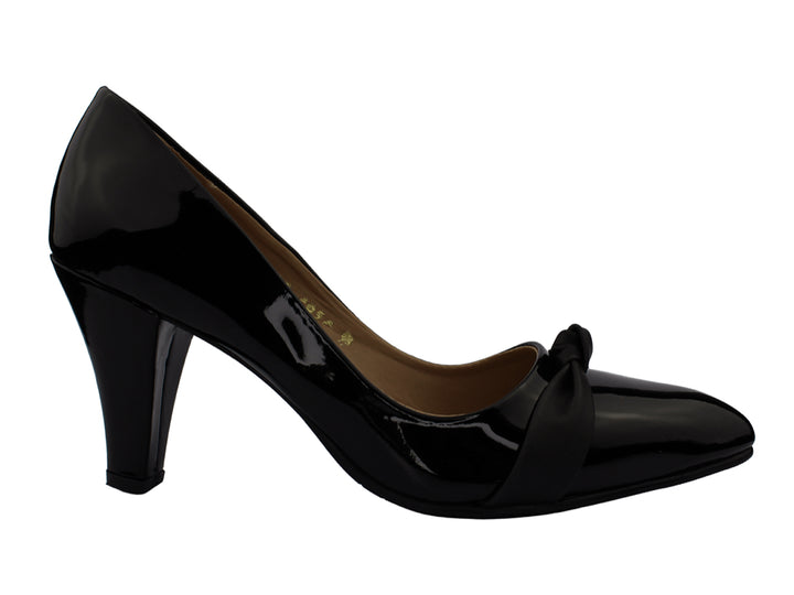 Zapato de tacón negro brillante con detalle de moño en la parte frontal para mujer.