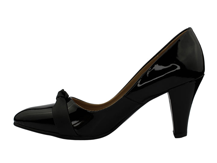Zapato de tacón negro brillante con detalle de moño en la parte frontal para mujer.