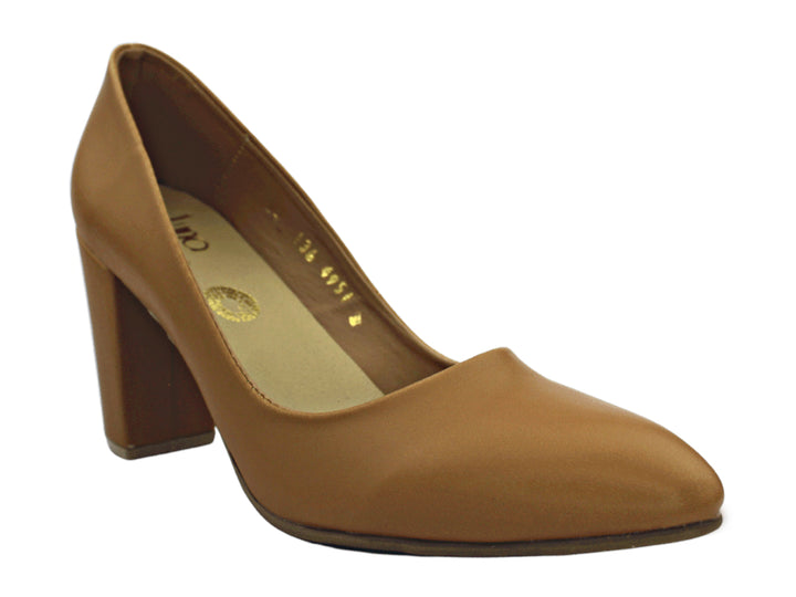Zapato de tacón grueso color avellana con punta redondeada y acabado mate para mujer.