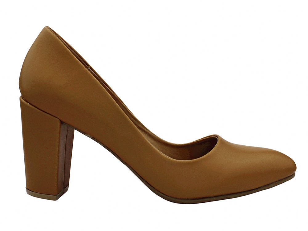 Zapato de tacón grueso color avellana con punta redondeada y acabado mate para mujer.