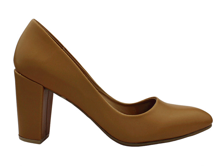 Zapato de tacón grueso color avellana con punta redondeada y acabado mate para mujer.